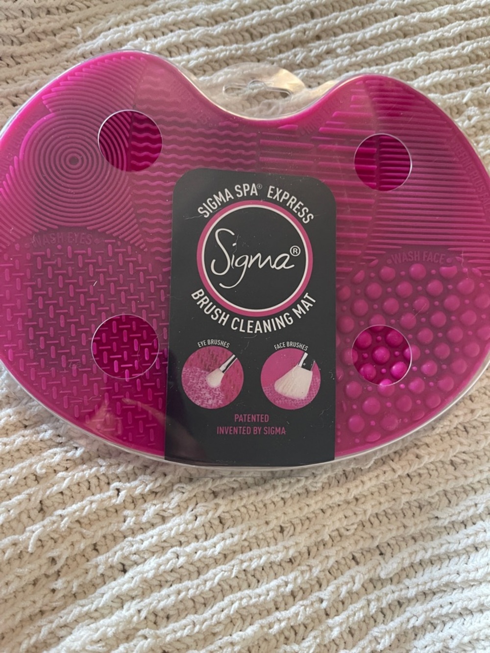 Sigma Beauty Brush Cleaning Mat in Bright Pink